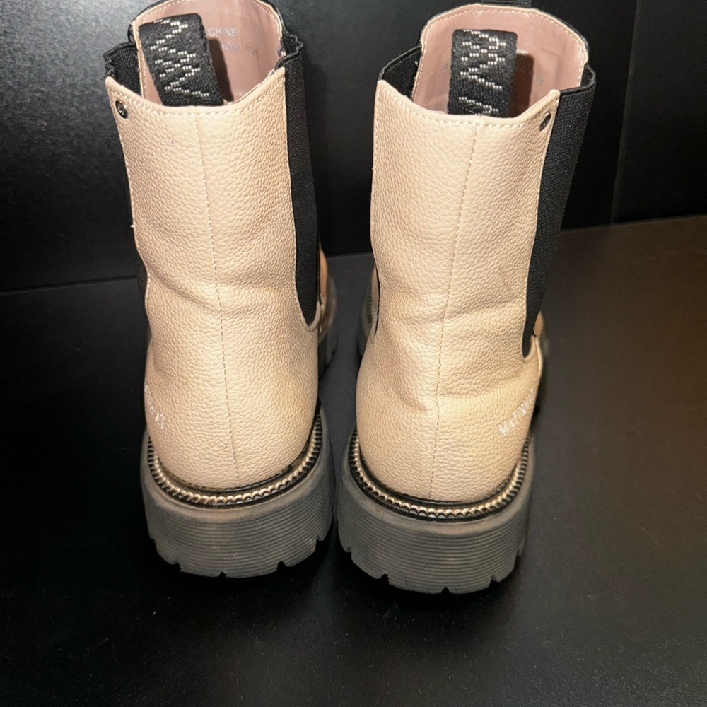 Boots - Picture 3 of 6